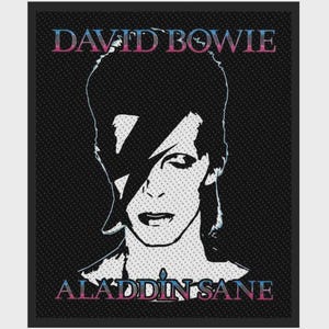 Könnte beinhalten: Ein rechteckiger Stoffaufnäher mit einer kontrastreichen schwarz-weißen grafischen Illustration von David Bowie. Der Text DAVID BOWIE steht oben und ALADDIN SANE unten in einer blau-rosa Farbverlaufsschrift auf schwarzem Hintergrund.