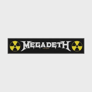 Peut inclure: Un écusson rectangulaire noir brodé présentant le texte blanc Megadeth dans une police stylisée. De chaque côté du texte se trouve un symbole de danger de radiation jaune et noir. Le texte 2020 Megadeth est imprimé en petites lettres.
