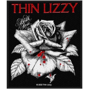 Può includere: Toppa in bianco e nero con un'illustrazione dettagliata di una rosa e dettagli rossi. Il testo "THIN LIZZY" è in rosso in alto, con "Black Rose" in corsivo. La toppa ha uno sfondo nero e un avviso di copyright.