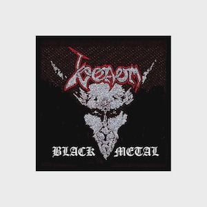 Op de afbeelding: Een vierkante stoffen patch met een zwarte achtergrond en een zilver en rood geborduurd logo bovenaan met de tekst Venom. Onder het logo staat een zilveren geitenkopillustratie en de tekst Black Metal is onderaan in het wit gedrukt.