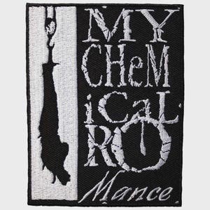 Puede incluir: Un parche bordado rectangular con un diseño en blanco y negro. El lado izquierdo muestra la silueta negra de una figura colgada de un gancho sobre un fondo blanco. El lado derecho muestra el texto MY CHEMICAL ROMANCE en color blanco.