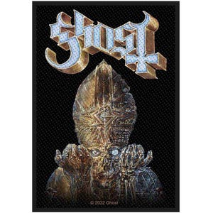 Könnte beinhalten: Schwarzer rechteckiger Aufnäher mit dem Bandnamen "Ghost" in einem 3D-Design mit blauen und goldenen Akzenten. Darunter eine detaillierte Illustration einer Figur in einem goldenen und bronzenen päpstlichen Outfit. Das Bild ist vor einem schwarzen strukturierten Hintergrund.