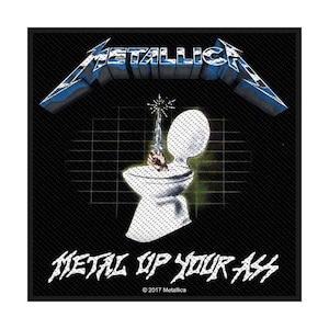 Peut inclure: Écusson carré noir avec le nom du groupe "METALLICA" en bleu et argent, au-dessus de des toilettes avec une main tenant un couteau. Le texte "METAL UP YOUR ASS" est en dessous, avec "© 2017 Metallica" en bas.