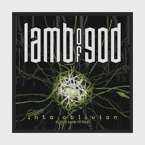 Könnte beinhalten: Ein quadratischer Stoffaufnäher mit dem weißen Schriftzug "lamb of god" oben und "into oblivion" unten. In der Mitte befindet sich eine geometrische, käfigartige Struktur mit grünen, rankenartigen Linien auf schwarzem Hintergrund.