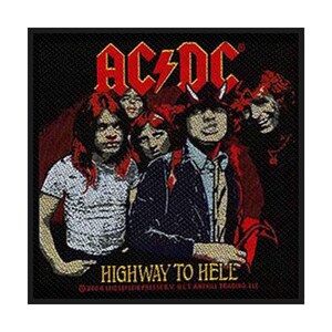 Puede incluir: Un parche bordado cuadrado que presenta a la banda AC/DC con el texto AC/DC en la parte superior y HIGHWAY TO HELL en la parte inferior. El diseño muestra a los miembros de la banda en tonos rojos y negros, con una figura con cuernos.