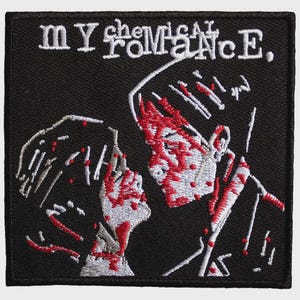 Può includere: Una toppa quadrata ricamata nera con il testo "MY CHEMICAL ROMANCE" in bianco nella parte superiore. Sotto il testo, fili bianchi e rossi raffigurano due figure l'una di fronte all'altra con motivi astratti di schizzi rossi simili a sangue.