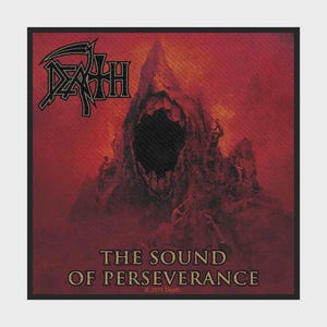 Könnte beinhalten: Ein quadratischer Stoffaufnäher mit dem schwarzen Death-Bandlogo oben links. Das zentrale Motiv zeigt eine dunkle, zerklüftete Bergformation vor einem tiefroten Hintergrund. Der Text THE SOUND OF PERSEVERANCE ist unten in Gold aufgedruckt.