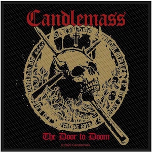 Op de afbeelding: Zwart vierkantige patch met een goud en rood ontwerp. Het ontwerp bevat een schedel met gekruiste zwaarden, omringd door een cirkelvormig embleem met tekst. De tekst "Candlemass" staat bovenaan en "The Door to Doom" onderaan.