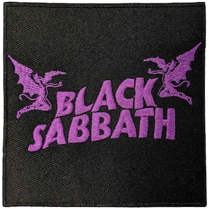 Può includere: Una toppa quadrata in tessuto nero con testo ricamato in viola che recita Black Sabbath. Il design include due figure alate ricamate in viola, posizionate a sinistra e a destra del nome della band, il tutto su uno sfondo di colore nero.