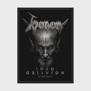 Puede incluir: Un parche rectangular negro con una ilustración detallada en escala de grises de un rostro de demonio con cuernos. Sobre el rostro está el texto Venom. Debajo del rostro está el texto INTO OBLIVION y 2026 Venom en la parte inferior.