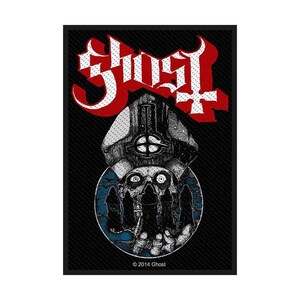 Può includere: Toppa nera con la scritta "Ghost" in lettere gotiche bianche e rosse. Sotto, un'illustrazione dettagliata di un teschio con una mitra vescovile. Il design include uno sfondo blu e nero e il testo "© 2014 Ghost."