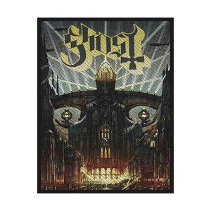 Könnte beinhalten: Ein rechteckiger Aufnäher mit dem Logo der Band Ghost in Gold auf schwarzem Hintergrund. Das Bild zeigt eine gotische kathedralenartige Struktur mit einer schädelartigen Fassade. Der Text "© 2015 Ghost" befindet sich unten.
