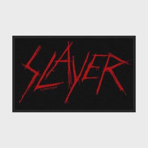 Peut inclure: Un écusson rectangulaire en tissu noir arborant le mot SLAYER imprimé dans une police rouge dentelée et vieillie. Le texte est centré sur l'écusson, et la petite mention de copyright 2009 Slayer est visible en rouge sous la lettre L.