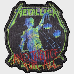 Può includere: Una toppa ricamata nera con il logo Metallica in verde lime nella parte superiore. Il centro raffigura una figura che regge una bilancia nei toni del blu e del verde. Il testo rosso in basso recita AND JUSTICE FOR ALL.