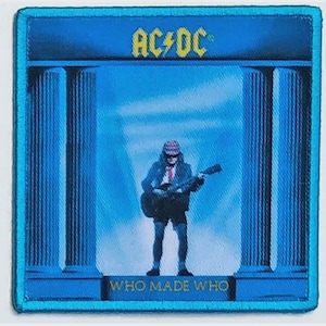 Op de afbeelding: Een vierkante geborduurde patch met een blauwgetinte scène van een gitarist die tussen twee klassieke zuilen staat. De tekst AC/DC staat in het geel bovenaan gedrukt en de tekst WHO MADE WHO staat in het geel onderaan de patch gedrukt.