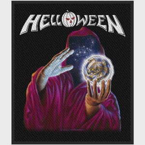 Op de afbeelding: Een rechthoekige stoffen patch met de tekst HELLOWEEN en een pompoenicoon. Een figuur met een kap in een paarse mantel houdt een gloeiende bol met gouden sleutels vast tegen een donkere, sterrenhemel met een subtiel wit stippenpatroon.