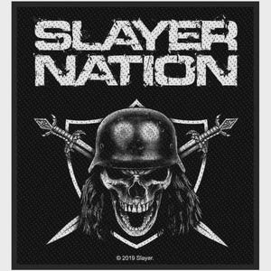 Könnte beinhalten: Ein schwarz-weißes rechteckiges Abzeichen mit dem Text SLAYER NATION in einer abgenutzten Schriftart. Unter dem Text befindet sich eine Grafik eines Schädels mit Militärhelm vor einem Schild und zwei gekreuzten Schwertern. Copyright 2019 Slayer.