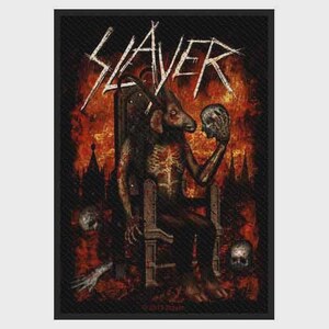 Puede incluir: Un parche de tela rectangular con el logotipo de Slayer en texto blanco en la parte superior. El gráfico muestra una figura con cabeza de cabra y cuernos sentada en un trono, sosteniendo un cráneo humano sobre un fondo negro y naranja ardiente.