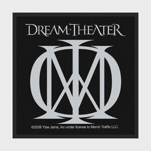 Op de afbeelding: Een vierkante zwarte stoffen patch met het zilveren Dream Theater-logo en het gestileerde Majesty-symbool in het midden. De tekst onderaan luidt: 2026 Ytse Jams, Inc under license to Merch Traffic LLC. De patch heeft een getextureerd oppervlak.