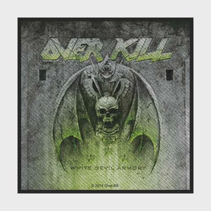 以下が含まれることがあります： 石のような質感のグレーの背景に、上部に緑色の「OVER KILL」の文字がデザインされた正方形の布製ワッペン。中央には緑色のハイライトが入った翼のある頭蓋骨のエンブレムが描かれています。エンブレムの下には「WHITE DEVIL ARMORY」と「2014 Over-Kill」の文字があります。