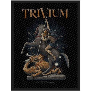 Könnte beinhalten: Ein schwarzer Aufnäher mit einer detaillierten Illustration eines Ritters auf einem Pferd, der einen Drachen mit einem Speer durchbohrt. Das Wort "TRIVIUM" steht oben in goldfarbenen Buchstaben. Das Bild hat einen strukturierten Hintergrund.