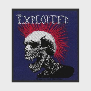 Könnte beinhalten: Ein rechteckiger bestickter Aufnäher mit dunkelblauem Hintergrund und dem weißen Schriftzug THE EXPLOITED oben. Unter dem Text befindet sich ein weißer Totenkopf mit rotem Irokesenschnitt, im Profil nach links dargestellt, mit schwarzem Hals.