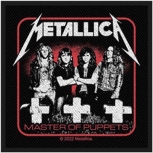 Può includere: Toppa quadrata nera con il logo dei Metallica e i membri della band. Il testo "METALLICA" è in bianco, con "MASTER OF PUPPETS" sotto. Un bordo rosso circonda l'immagine, con l'avviso di copyright "© 2022 Metallica."