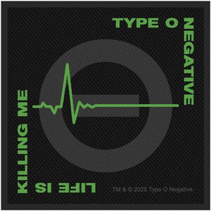 Op de afbeelding: Een vierkante zwarte patch met een groene hartslaglijn in het midden. De tekst TYPE O NEGATIVE is in het groen gedrukt aan de boven- en rechterkant, terwijl KILLING ME LIFE IS in het groen langs de linker- en onderrand is gedrukt.