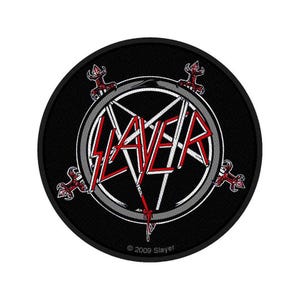 Puede incluir: Parche redondo negro con la palabra "SLAYER" en rojo y blanco, dentro de un pentagrama. El diseño incluye cuatro elementos decorativos rojos y blancos alrededor del pentagrama. El texto "© 2009 Slayer" está en la parte inferior.