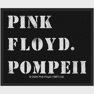 Może przedstawiać: Prostokątna czarna naszywka z subtelnym wzorem w kropki, zawierająca biały, postarzany napis PINK FLOYD. POMPEII pogrubioną czcionką szeryfową. Dolna krawędź zawiera mały biały tekst praw autorskich 2025 Pink Floyd (1987) Ltd.