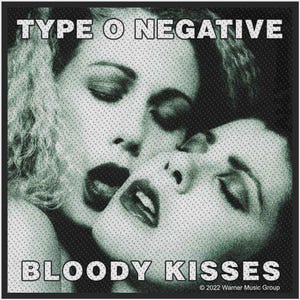 Könnte beinhalten: Ein quadratischer Stoffaufnäher mit einer schwarz-weißen Rastergrafik von zwei sich umarmenden Personen. Der Text TYPE O NEGATIVE steht oben, BLOODY KISSES ist unten aufgedruckt, mit dem Text 2022 Warner Music Group in der Ecke.