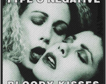 Peut inclure: Un écusson carré en tissu présentant un graphique en demi-teintes noir et blanc de deux personnes s'embrassant. Le texte TYPE O NEGATIVE figure en haut, BLOODY KISSES est imprimé en bas, avec la mention 2022 Warner Music Group dans le coin.
