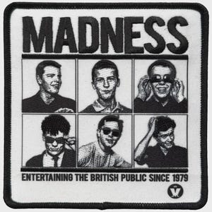 Könnte beinhalten: Ein quadratischer gestickter Aufnäher mit dem Wort MADNESS in fetten schwarzen Buchstaben oben. Darunter sind sechs einzelne schwarz-weiße Porträts der Bandmitglieder in einem Raster angeordnet. Der Text ENTERTAINING THE BRITISH PUBLIC SINCE 1979 steht unten, gefolgt von einem kleinen kreisförmigen Logo mit einem V-Symbol.