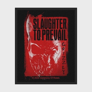 Peut inclure: Un écusson rectangulaire noir avec un fond rouge vieilli présentant un graphique de crâne blanc. Le texte SLAUGHTER TO PREVAIL est imprimé en noir en haut, GRIZZLY est écrit verticalement à droite et 2026 Ceremony Of Roses est en bas.