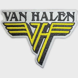 Peut inclure: Un écusson brodé rectangulaire présentant le texte VAN HALEN en lettres noires sur fond blanc. Sous le texte se trouve un logo VH stylisé jaune et noir avec des ailes horizontales s'étendant sur les côtés, le tout bordé de fil blanc.