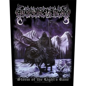 Op de afbeelding: Een zwarte stoffen patch met een grafische illustratie van een figuur met een kap op een paard, die een zeis en een zandloper vasthoudt. De tekst DISSECTION staat bovenaan en Storm of the Light's Bane staat onderaan in het wit.