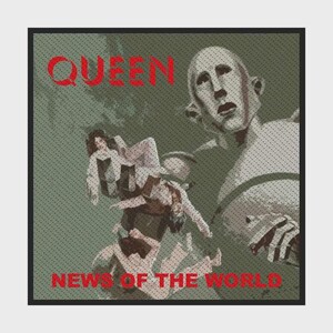 Może przedstawiać: Kwadratowa naszywka z tkaniny przedstawiająca okładkę albumu Queen News of the World. Wzór ukazuje wielkiego metalicznego robota trzymającego małe postacie na oliwkowozielonym tle. Napis QUEEN oraz NEWS OF THE WORLD jest w kolorze czerwonym.