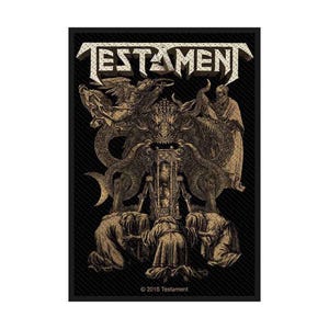 Könnte beinhalten: Schwarzer rechteckiger Aufnäher mit dem Bandnamen "TESTAMENT" in einer abgenutzten Schriftart. Das zentrale Bild ist eine sepiafarbene Illustration einer dämonischen Figur mit mehreren Armen und Figuren in Roben. Unten rechts steht "© 2016 Testament."