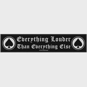 Op de afbeelding: Een rechthoekige zwarte geborduurde patch met witte tekst die Everything Louder Than Everything Else leest. Aan weerszijden van de tekst staat een wit cirkelvormig embleem met een zwart schoppensymbool. De tekst 2010 Motorhead staat eronder gecentreerd.