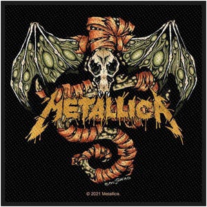 Könnte beinhalten: Ein schwarzer Stoffaufnäher mit einer Grafik eines Schädels mit fledermausartigen Flügeln, der in orangefarbene Bandagen gewickelt ist. Das Wort METALLICA ist in einer verwaschenen gelben Schrift mittig aufgedruckt. Unten steht 2021 Metallica.