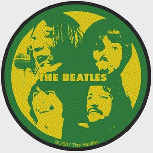 Könnte beinhalten: Ein runder Stoffaufnäher mit einer gelb-grünen Grafik der vier Mitglieder der Beatles. Der Schriftzug THE BEATLES ist in der Mitte aufgedruckt, und der Text 2007 The Beatles steht entlang des unteren Randes in einem dünnen schwarzen Rahmen.