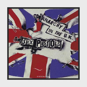 Pode incluir: Uma impressão gráfica quadrada com um fundo de bandeira Union Jack rasgada em vermelho, branco e azul. Duas tiras de papel preto com texto branco dizem ANARCHY IN THE U.K. e SEX PISTOLS. Alfinetes de segurança prateados estão espalhados.