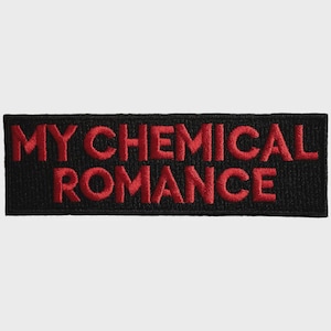 Könnte beinhalten: Ein rechteckiger, bestickter Aufnäher mit schwarzem Hintergrund und dem Text MY CHEMICAL ROMANCE, der in fetten, roten Großbuchstaben in zwei Zeilen gestickt ist. Die Schrift ist zentriert und füllt den Großteil der Fläche aus.