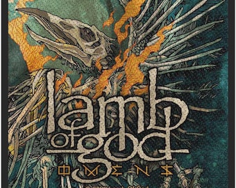 Peut inclure: Un écusson carré en tissu illustrant un oiseau squelettique avec des accents orange en forme de flammes sur un fond bleu sarcelle foncé. Le texte "lamb of god" est centré dans une police stylisée au-dessus de "OMENS" et "©2022 Lamb Of God."