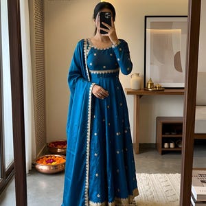 Schöne blaue Seide, schwer bestickt, Salwar Kameez mit Dupatta, Partykleid, Funktionskleidung, Eid-Anzug, Hochzeit Anarkali,