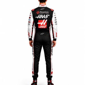 Puede incluir: Mono de carreras en blanco y negro con detalles rojos, con el logotipo del equipo Haas F1 y logotipos de patrocinadores. El mono tiene el n&uacute;mero 44 en la espalda y se usa con zapatos de carreras negros y rojos.