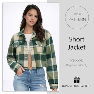 Puede incluir: Una chaqueta corta a cuadros verdes y beige con botones y dos bolsillos en el pecho. La chaqueta se lleva con vaqueros azules. El texto de la imagen dice "PDF Pattern", "Short Jacket", "XS-XXXL", "Beginner Friendly" y "BONUS: FREE PATTERN".