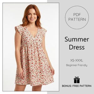 Può includere: Una donna indossa un abito estivo color crema con un motivo floreale rosso. L'abito ha uno scollo a V e maniche corte. Il testo a destra dice "Summer Dress" e "XS-XXXL". L'immagine include anche il testo "PDF Pattern" e "Beginner Friendly".