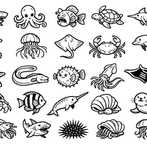 Könnte beinhalten: Eine weiße Keramik-Tasse mit schwarzem Henkel und dem Text "But First, Coffee" in fetter, schwarzer Schrift. Die Tasse steht vor einem verschwommenen Hintergrund, der eine gemütliche Umgebung suggeriert.