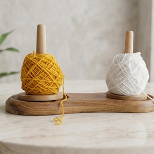 Soporte de madera para hilo – Dispensador antienredos para tejer y hacer ganchillo, organizador de manualidades, soporte giratorio de madera para hilo, ganchillo y tejido.